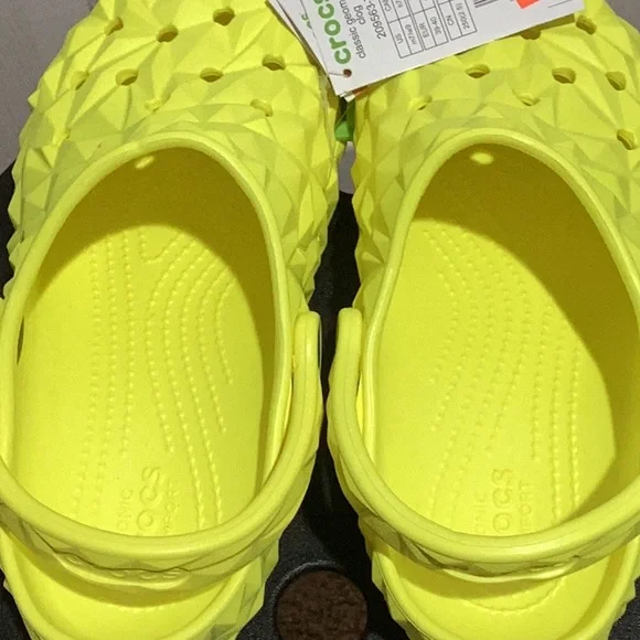 CROCS Classic Geometric Clog - Size 9 - Picture 3 of 6